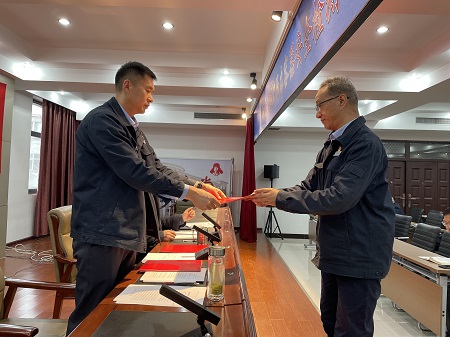 >新乡分院>正文>锅炉室主任刘炳伟,管道室主任胡东鹏进行了表态发言